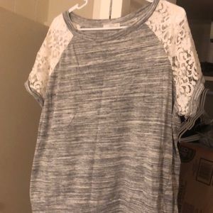 Stitch fix Le Lis top grey with white lace sleeves 1-2X